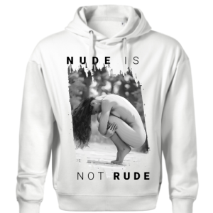 Bílá Pánská mikina "NUDE is not RUDE - Moon 420" představuje černobílý obrázek nahé osoby krčící se mezi rozmazanými stromy, kolem obrázku je text "NAHA IS NOT RUDE", který podporuje pozitivitu těla a naturalismus.