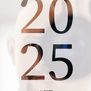 „Aktový kalendář 2025“ zobrazuje velká čísla „2025“ na rozmazaném obrázku s vousatou osobou, ve spodní části „AKT“ a „FOTOGRAFIE LUKÁŠE STEHLÍKA“.