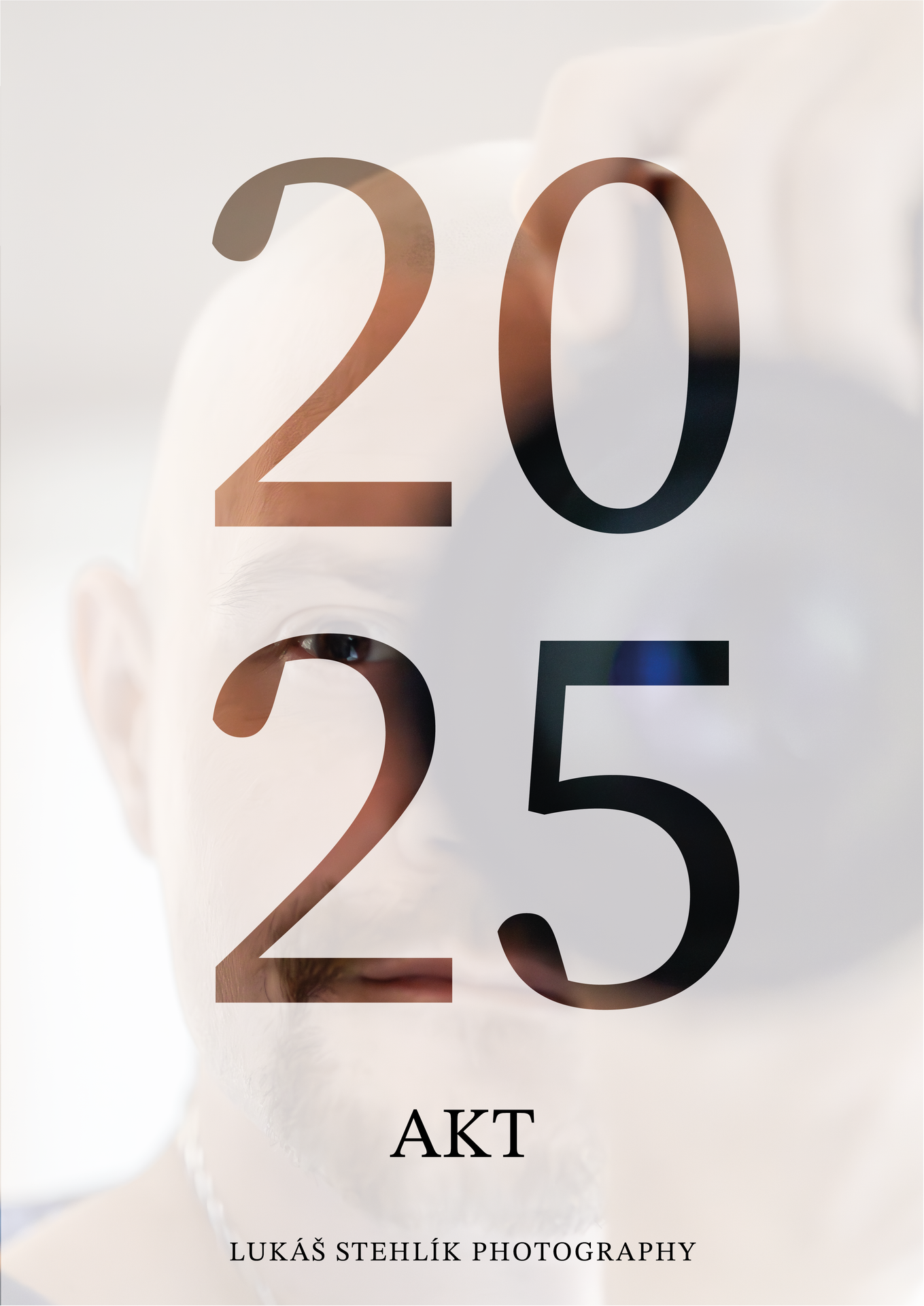 „Aktový kalendář 2025“ zobrazuje velká čísla „2025“ na rozmazaném obrázku s vousatou osobou, ve spodní části „AKT“ a „FOTOGRAFIE LUKÁŠE STEHLÍKA“.