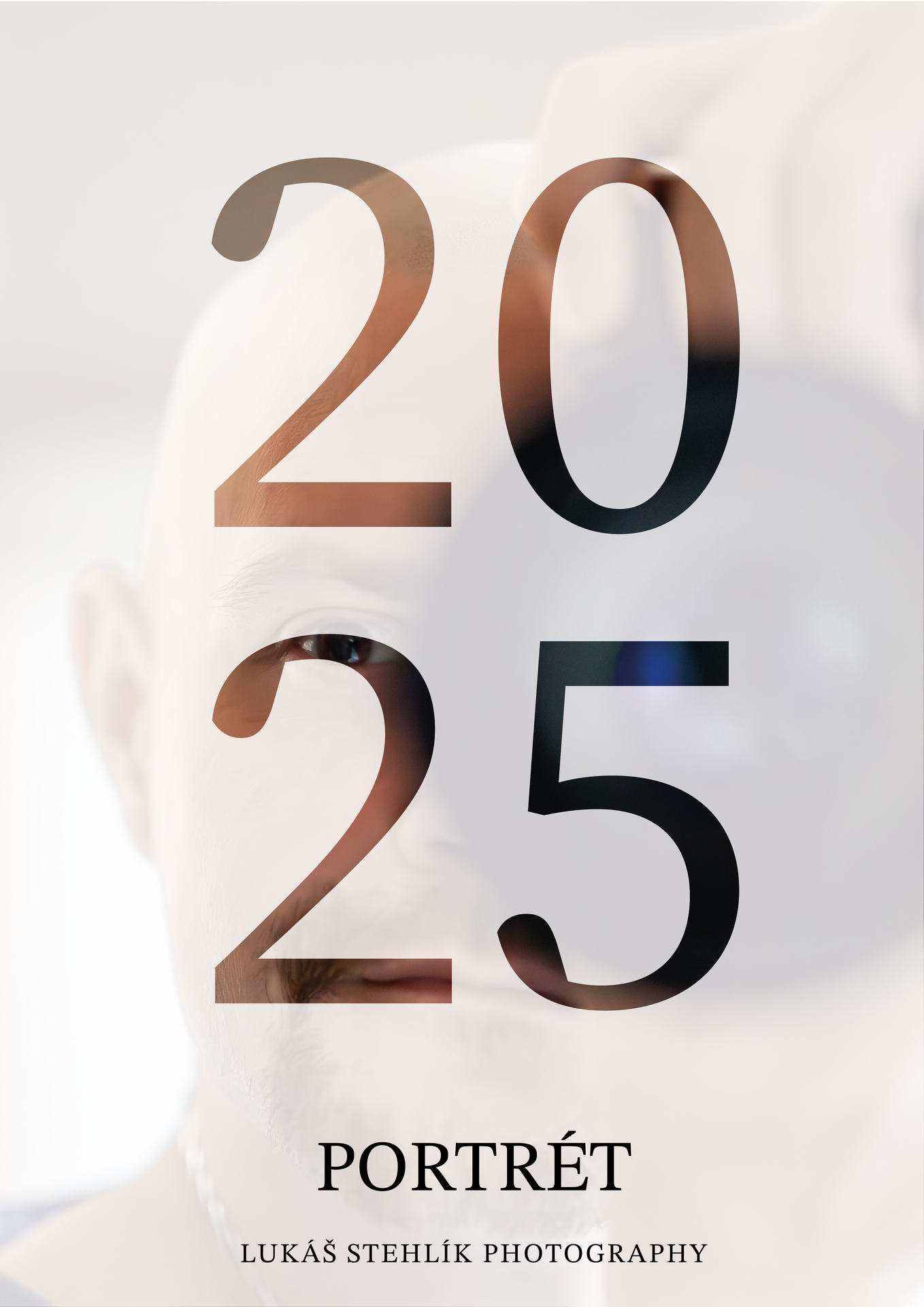 Na obrázku je „Portrétový kalendář 2025“ s velkými, tučnými číslicemi „2025“ nad rozmazaným portrétem, pod ním „PORTRÉT“ a „FOTOGRAFIE LUKÁŠE STEHLÍKA“.