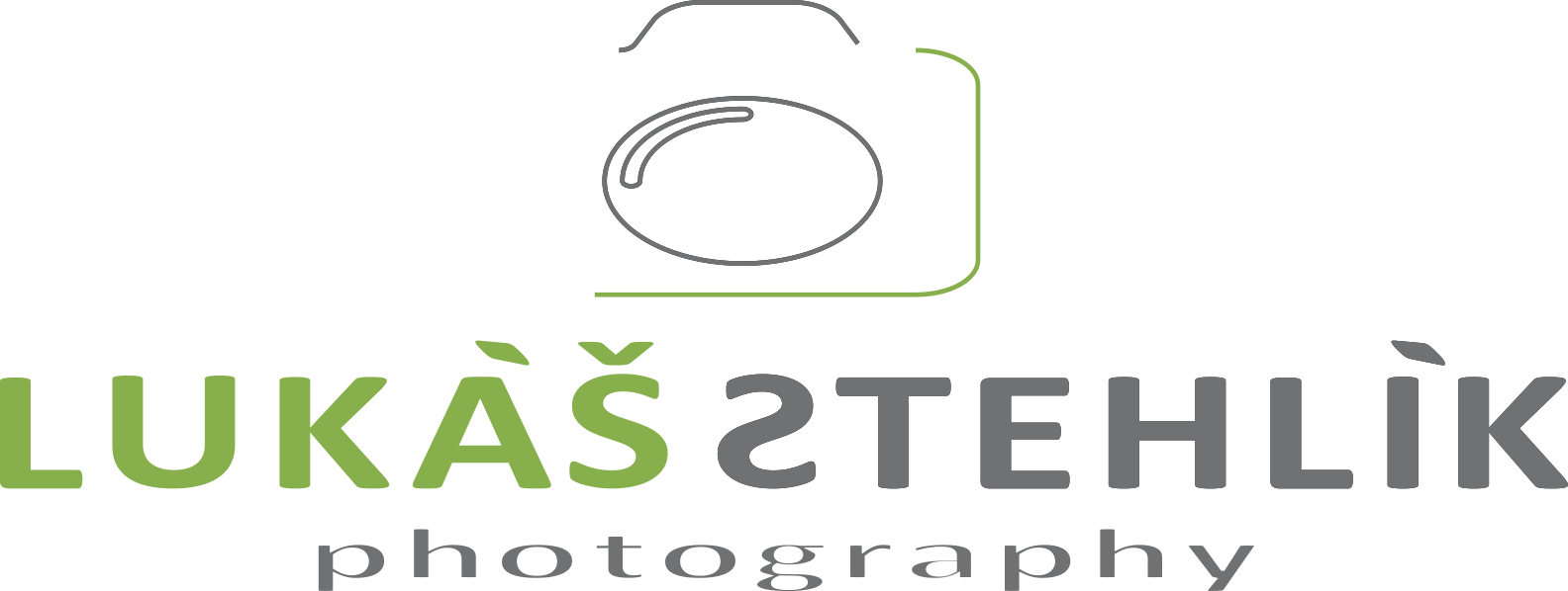 Logo pro Lukáš Stehlík Photography s obrysem fotoaparátu nad jménem, zeleně je napsáno LUKÁŠ a šedě zbytek je uvedeno v pozadí s fotografií.